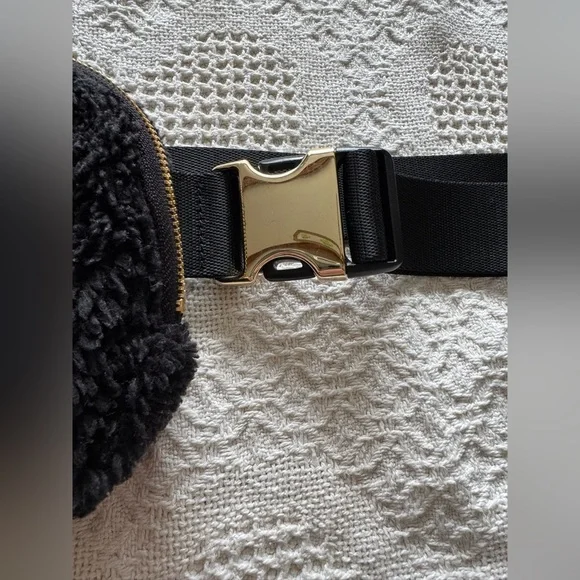 Lululemon Everywhere Black Fleece Belt Bag With Gold Hardware - Picture 5 of 13